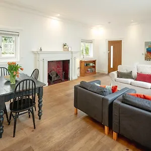 Chic 2bd Flat Opp. Earl's Court Station London