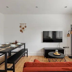 Bright & Stylish Near Islington & Camden Apartment London