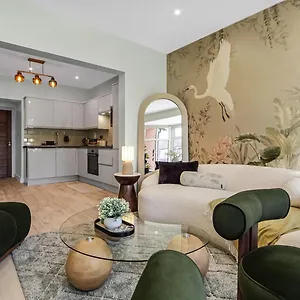 Apartment Luxury Retreat Sleep 8 Flat, London *