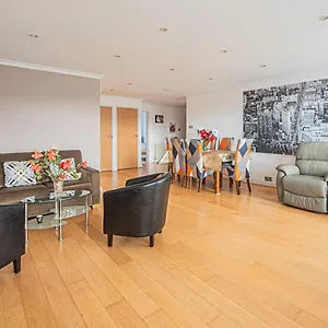 Elegant 2-bed Flat In Prime Golders Location