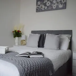 Spacious 1 Bedroom In Apartment
