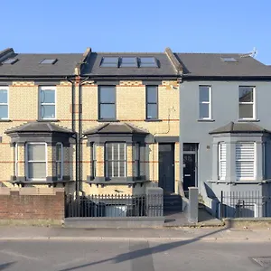 Luxury Urban Oasis With Garden And Private Apartment London