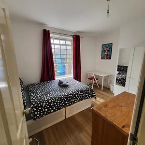 Marvellous For 8 People In Battersea - Zone 1, 3 Min Walking From The Main Station Apartment London