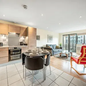 Apartment Stunning 2 Bed Flat With Balcony *
