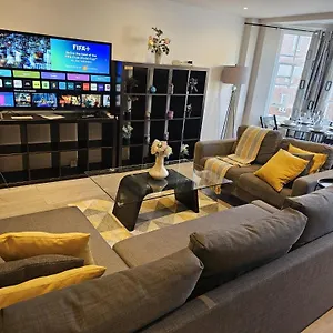 Apartment Stunning 3 Bedroom In London