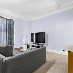 Cozy 2 Bed Sleeps 5 *