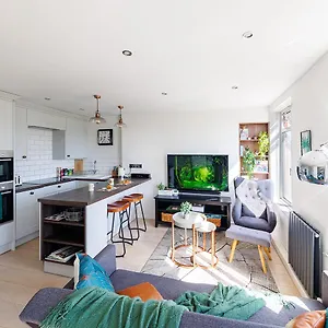 The Cosy Urban Jungle - Brixton Apartment