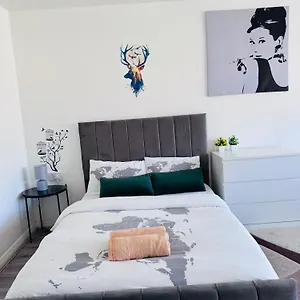 Modern In A 4 Bedroom Flat In London, Shared Bathroom!
