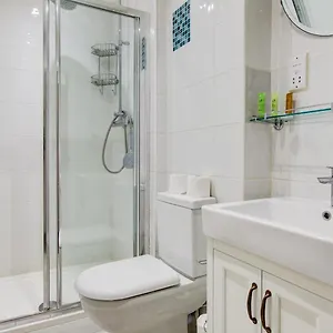 1 Bedroom Flat In Apartment
