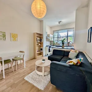 Chic & Modern Flat In Apartment *