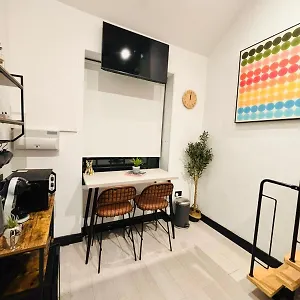 Hackney - No 19 - Vibrant Getaway Apartment London