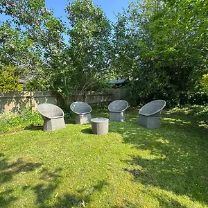With Free Parkings, Surbiton, Kingston Upon Thames, Surrey, Greater London Uk Ferienhaus