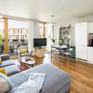 Shiny & Comfy With Underground Links Nearby! Londýn