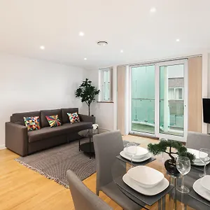 Charming 2 Bed House In With Balcony & Parking