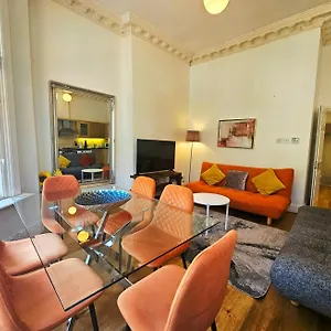 Апартаменты Charming With Private Balcony, On 1st Floor, With 2 Bathrooms, 3 Min Walk To Earl's Court Station *
