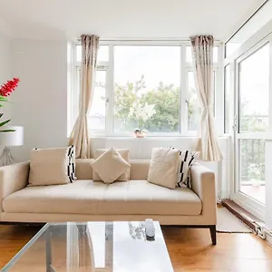 Cosy 3 Bed Flat Near London's Highlights * London