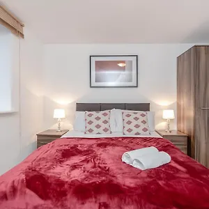 Royal - Heathrow Apartment