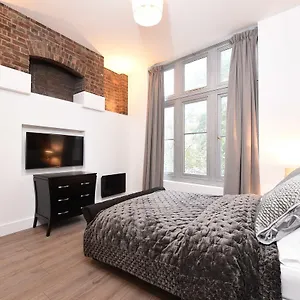 Spacious & Modern 2 Bed At Knightsbridge Apartment London