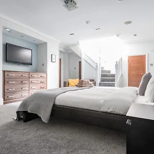 Second Nest Regents Park Apartment *