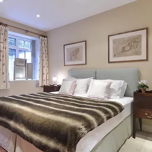 Peaceful 1 Bed Flat Off Sloane Square With Patio Apartment *