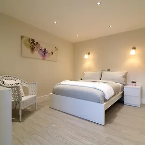 Apartment Hanworth Road *