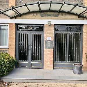 5 Mins Putney Tube Station Apartment