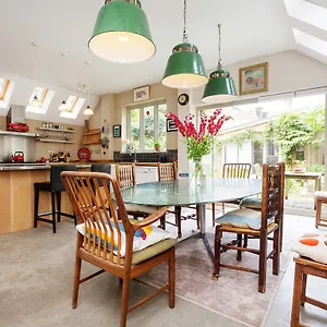 Holiday home Veeve - West Escape London