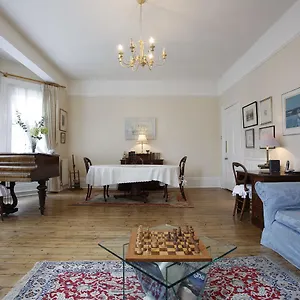 Apartment Veeve - Teatime Traditions