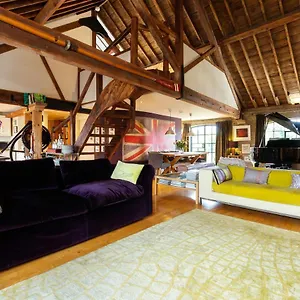 Veeve - Luxurious Leather Warehouse Apartment London