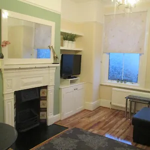 The Quiet & Cosy Fulham Reach Crib Apartment London