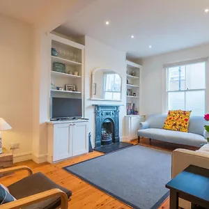 Holiday home Charming Putney By The High Street