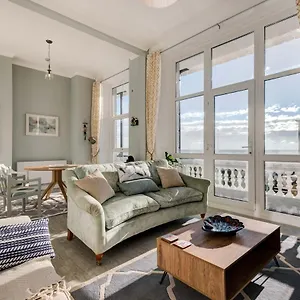 No.6 Beautifully Presented Seafront Apartment