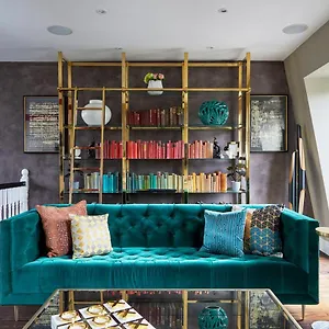 Stunning Ifield Road Gem Apartment