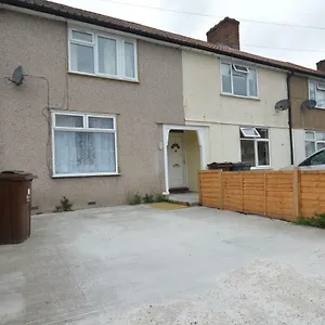 Apartment London Deluxe Four Bedroom House Dagenham
