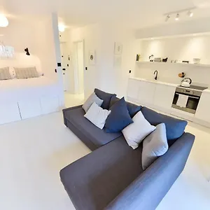 Apartment Minimalist Studio With Balcony In Kensington, Sleeps 4 *