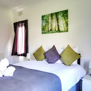 Kingswood Apartment *