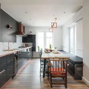 Courcy Road - 7 Bedroom - Sleeps Up To 22
