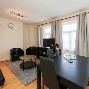 Guest house Adam Short London