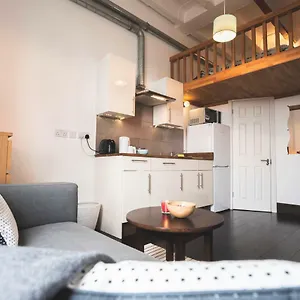 Hanover House Apartment *