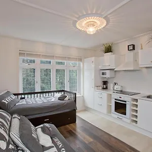 Stylist 17 Minutes To Apartment London