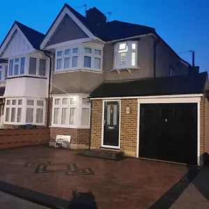 Homestay New Double Bedroom Close To Whitton Station Twickenham