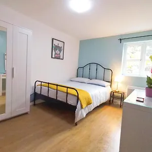 Rose Garden Apartment *