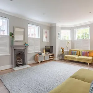 Charmingly Unique And Recently Refurbished Watchman's In Camden Town Apartment *
