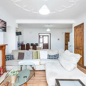 Self Catering 4bedhouse Sleeps Up To 8 With Free Wifi And Free Parking Dagenham
