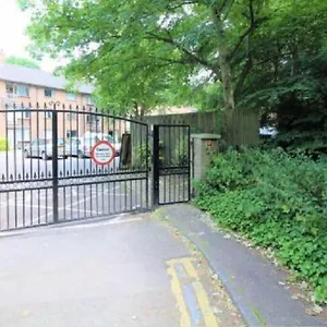 Large 3 Bedroom In Gated Development London