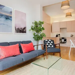 Stylish & Modern 3 Bed Flat In Nw With Garden Holiday home