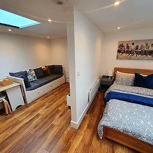 Apartment Cosy Detached Studio- Walking Distance To Cwoa! *