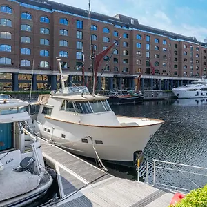 Rustic 2-bed Houseboat On The River Thames, In East Apartment London