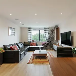 1-bed Spacious Flat, North London, 15 Minutes To * New Southgate