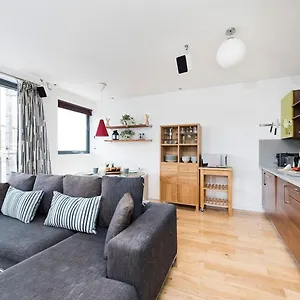 Apartment Stylish 2 Bedroom Flat With Balcony In London